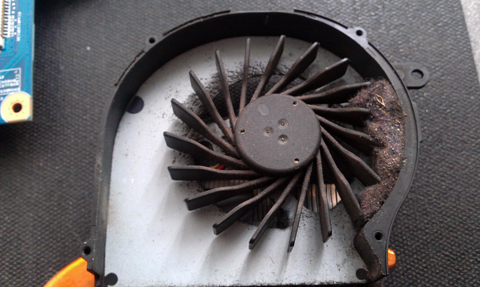 blocked laptop fan being cleaned to fix laptop thermal error from blocked fan stevenage laptop repair business who clean blocked laptop fans near hitchin letchworth welwyn bladock hertford knebworth